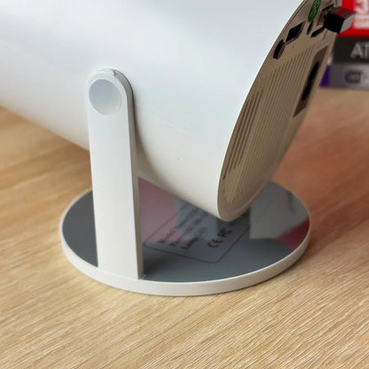 Diseño compacto y soporte inclinable del Proyector 2 en 1